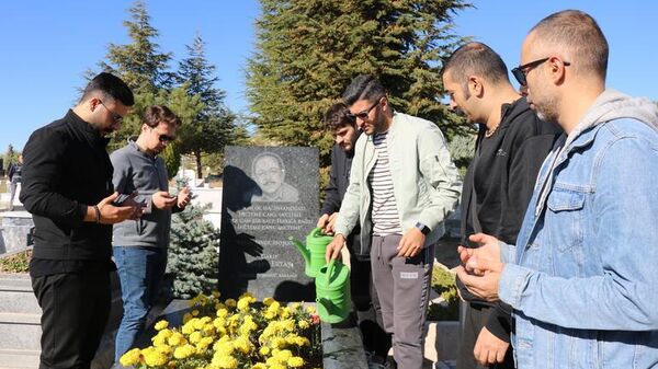 'Bozkırın Tezenesi' Neşet Ertaş mezarı başında anıldı
 - Sputnik Türkiye