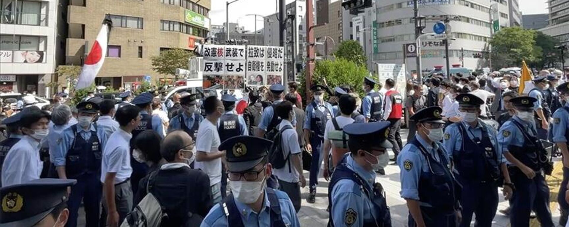 Japonya'nın başkenti Tokyo'da Temmuz 2022'de öldürülen eski Başbakan Şinzo Abe'nin cenazesi için devlet töreni kararına karşı düzenlenen protestolardan biri - Sputnik Türkiye, 1920, 27.09.2022
