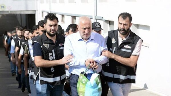 Adana'da hastane ihalesine fesat karıştırdıkları ve rüşvet iddiasıyla gözaltına alınan 28 şüpheliden, eski Çukurova Üniversitesi Tıp Fakültesi Balcalı Hastanesi Başmüdürü ve eski Başhekim Yardımcısının da aralarında olduğu 8 kişi tutuklandı. - Sputnik Türkiye