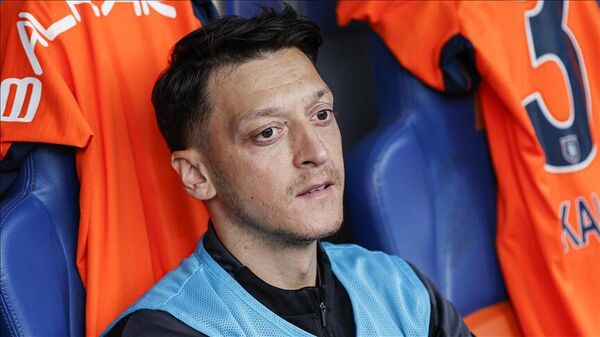Medipol Başakşehir'in sezon başında kadrosuna dahil ettiği tecrübeli futbolcu Mesut Özil ameliyat edildi. Tecrübeli oyuncunun 3 ay sahalardan uzak kalacağı bildirildi.  - Sputnik Türkiye