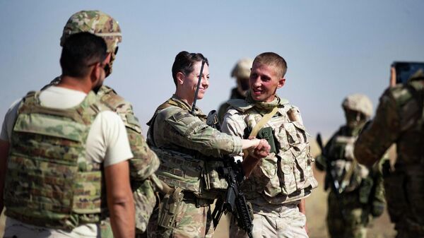 Солдаты армии США и России во время встречи на нефтяном месторождении в Сирии  - Sputnik Türkiye