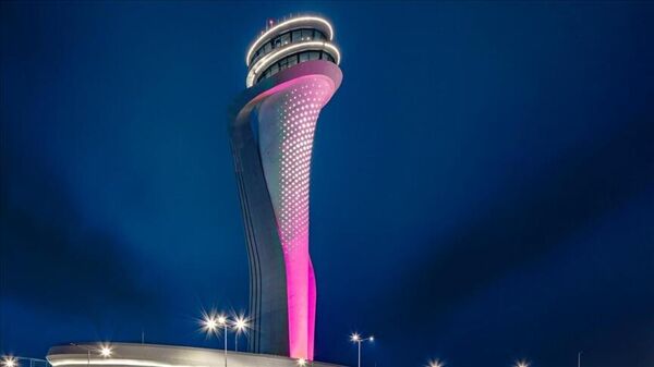 İstanbul Havalimanı hava trafik kontrol kulesi, meme kanserinde erken tanıya dikkati çekmek amacıyla pembe ışıkla aydınlatıldı. - Sputnik Türkiye