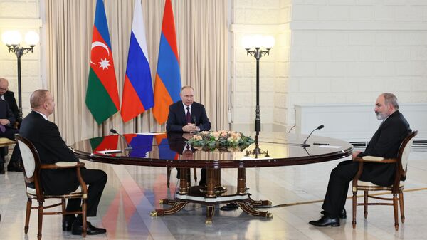 Rusya Devlet Başkanı Vladimir Putin, bugün Azerbaycanlı mevkidaşı İlham Aliyev ve Ermenistan Başbakanı Nikol Paşinyan - Sputnik Türkiye