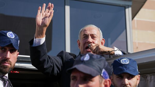 İsrail'deki sandık çıkış anketlerine göre eski Başbakan Netanyahu liderliğindeki sağ blok, parlamentoda hükümeti kurabilecek sandalye sayısına ulaştı. - Sputnik Türkiye