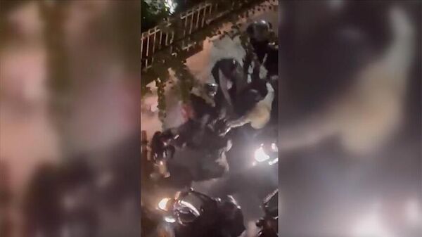 İran'da Mahsa Emini protestoları: Polislerin bir göstericiyi 'yargısız infaz ettiği' sonucu çıkarılan video - Sputnik Türkiye