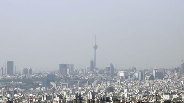 İran’da 27 şehirde yapılan araştırmalarda son bir yılda 20 bin 800 kişinin hava kirliliğine bağlı sağlık sorunları nedeniyle hayatını kaybettiği ifade edildi. - Sputnik Türkiye