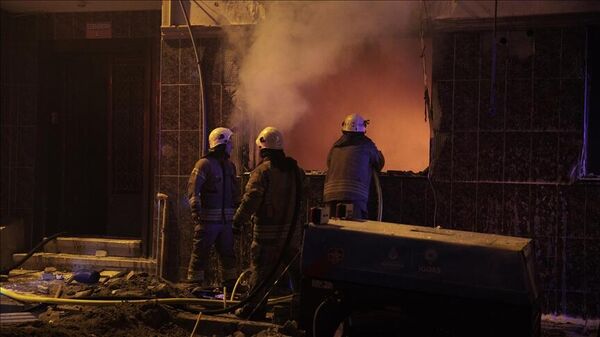 Fatih’te İGDAŞ ekiplerinin bir evde çalışma yaptığı sırada henüz bilinmeyen bir nedenle doğalgaz patlaması yaşandı - Sputnik Türkiye