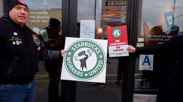 ABD'de Starbucks'ın Kırmızı Kupa gününde 100'den fazla mağazasında 2000'den fazla çalışan bir günlük grev yaptı. (17.11.2022) - Sputnik Türkiye