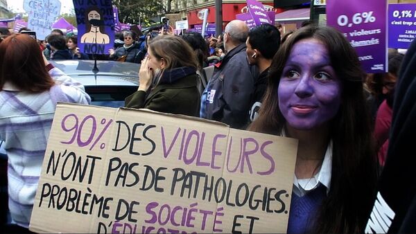 Fransa'nın başkenti Paris'te binlerce kadın, kadına karşı şiddeti ve kadın cinayetlerini kınamak için düzenledikleri protestoda, hükümetten saldırganlar için 'çerçeve yasa' talep etti. - Sputnik Türkiye