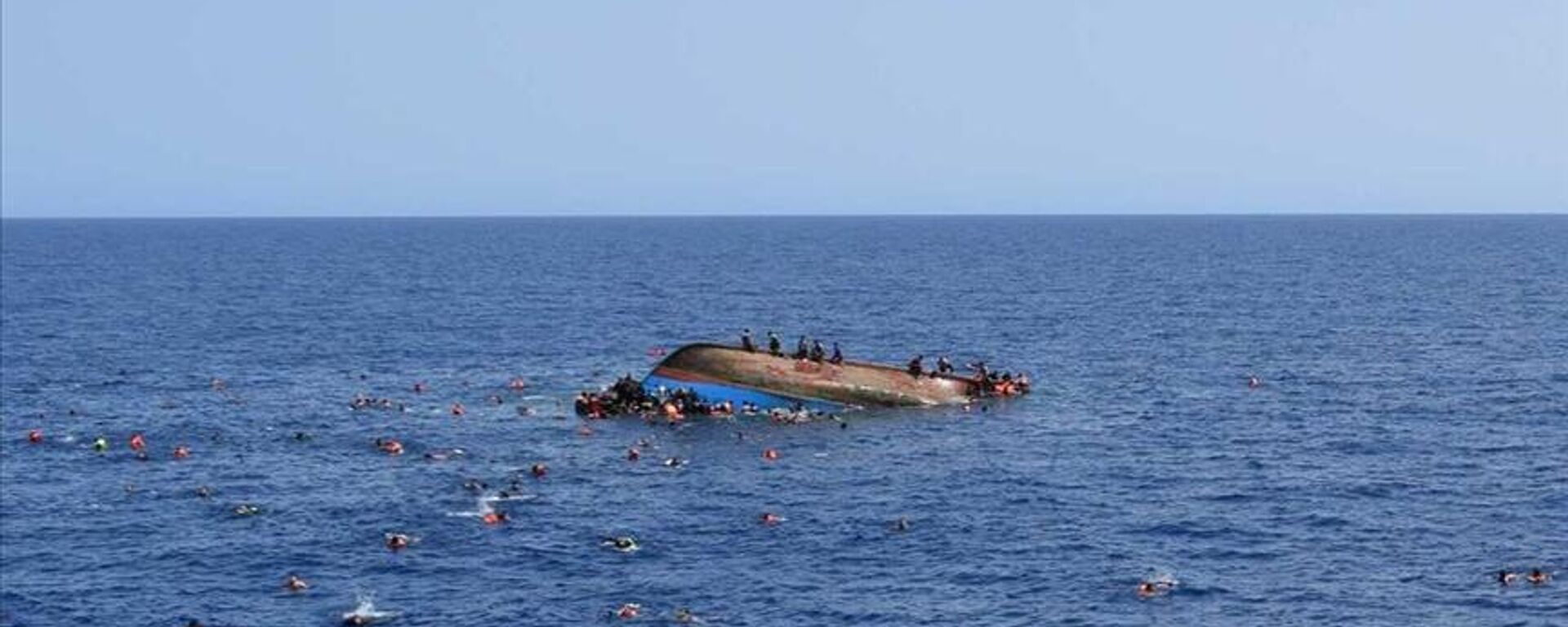 Bilirkişi raporunda, Fransız kurtarma gemisinin, Kasım 2021'de Manş Denizi'ndeki göçmen botunda 27 kişinin hayatını kaybettiği faciada yardım çağrılarına yanıt vermediği belirlendi. - Sputnik Türkiye, 1920, 26.02.2023