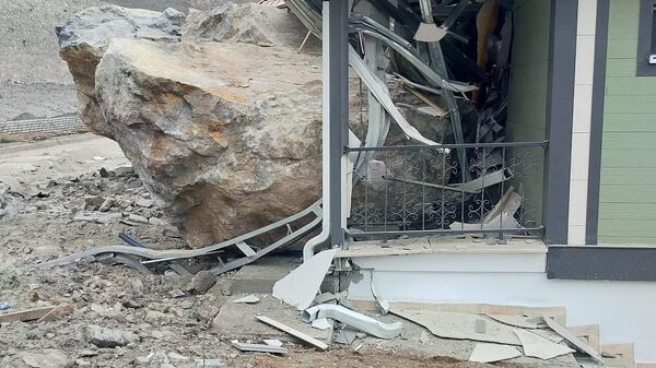 Artvin’de kontrollü patlama sırasında kopan kayalar evlerin üzerine düştü - Sputnik Türkiye