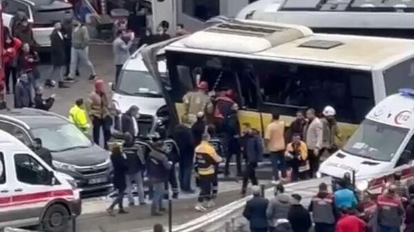 İstanbul'da tramvay ile İETT otobüsü çarpıştı: Yaralılar var - Sputnik Türkiye