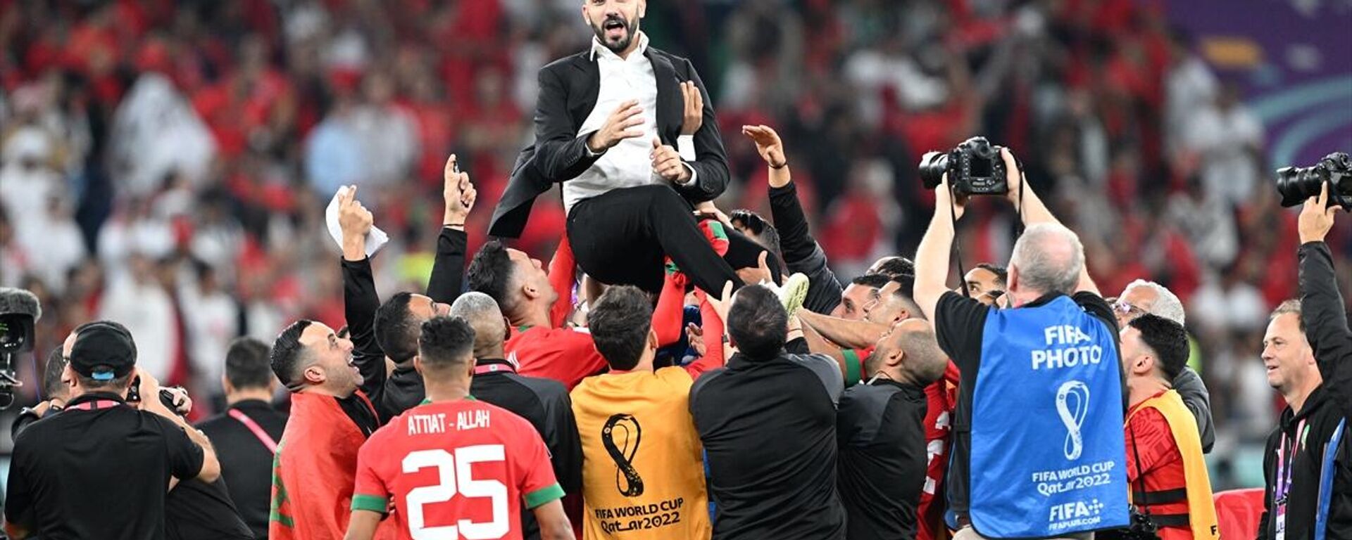 Katar'ın ev sahipliğinde düzenlenen 2022 FIFA Dünya Kupası çeyrek final maçında Fas ile Portekiz takımları, Al Thumama Stadyumu'nda karşılaştı. Portekiz takımını 1-0 mağlup ederek yarı finale yükselen Fas takımı futbolcuları ve teknik direktör Walid Regragui, sevinç yaşadı.
 - Sputnik Türkiye, 1920, 11.12.2022
