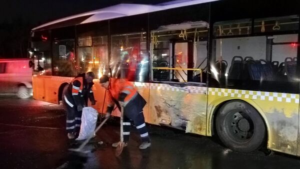 Arnavutköy’de ters şeritten yola giren İETT otobüsüne yolcu minibüsü çarptı. Kazada yaralanan 14 kişi sağlık ekipleri tarafından hastaneye kaldırılırken Eski Edirne Asfaltı’nda yoğun araç trafiği oluştu. - Sputnik Türkiye