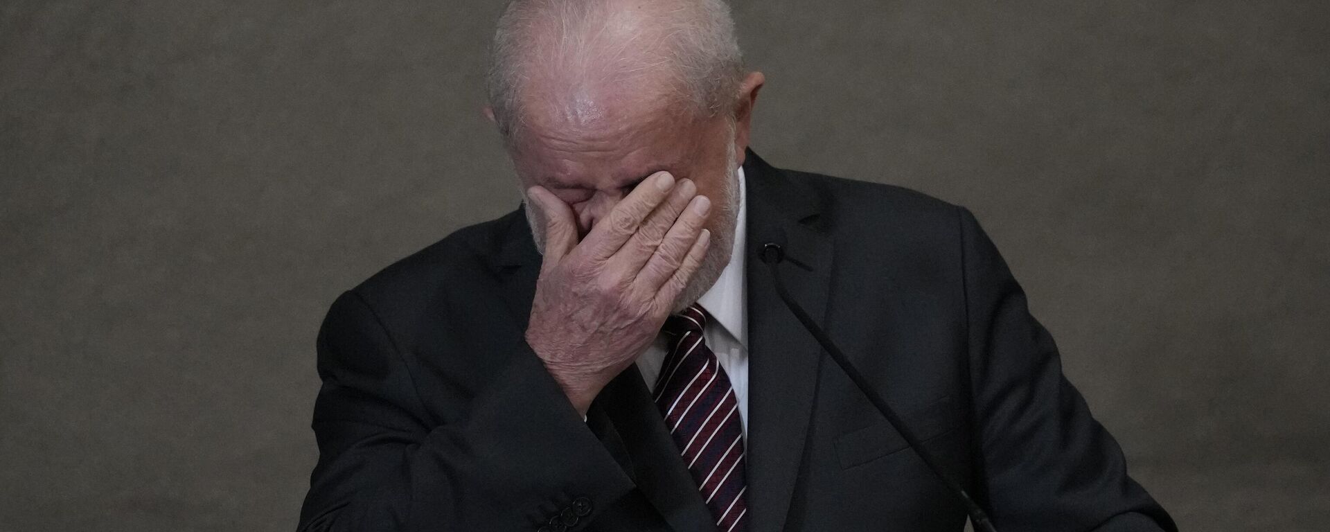 Lula da Silva'nın Brezilya devlet başkanlığı seçiminin galibi olduğu Yüksek Seçim Mahkemesi'nde düzenlenen törenle tescil edildi. Lula törende konuşurken ağladı.  - Sputnik Türkiye, 1920, 14.12.2022