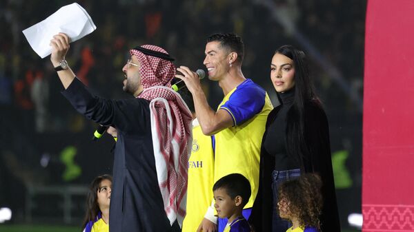 Suudi futbol takımı Al Nassr'a transfer olan Cristiano Ronaldo ve kız arkadaşı Georgina Rodríguez - Sputnik Türkiye