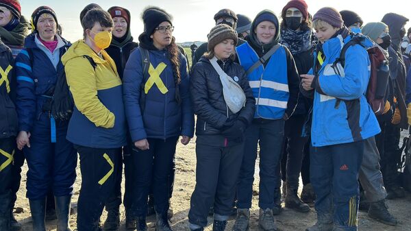 İsveçli çevre aktivisti Thunberg, Lützerath'da yine aktivistlerle bir araya geldi - Sputnik Türkiye