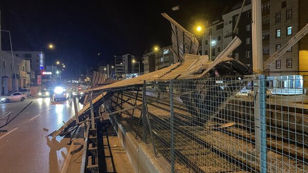 Bursa'da kuvvetli lodos nedeniyle 3 katlı binanın uçan çatısı, metro güzergahına düştü. - Sputnik Türkiye