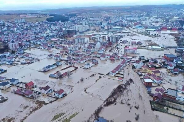 Kosova Savunma Bakanı Armend Mehaj yaptığı yazılı açıklamada, ülkenin birçok yerinde devam eden şiddetli yağışlar nedeniyle hükümet olarak her türlü tedbiri aldıklarını ve olaya anında müdahale edildiğini söyledi. - Sputnik Türkiye
