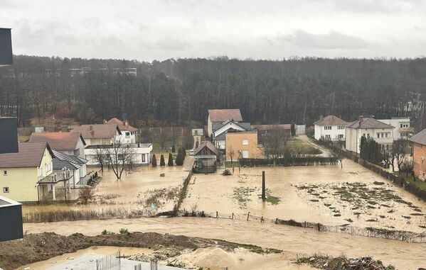 Birçok şehirde nehirlerin taşması sonucu evler, işyerlerinde su baskınları yaşanırken mahsur kalan Kosovalılar, Kosova Güvenlik Gücü (FSK) botları ve askeri araçlarla kurtarıldı. - Sputnik Türkiye