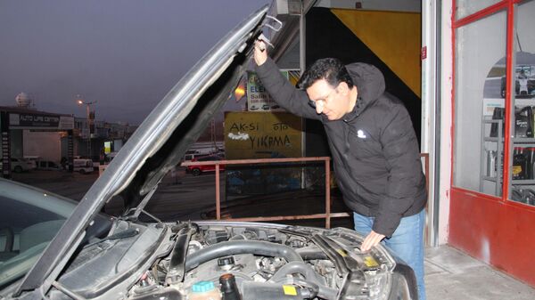 Siirt Üniversitesinde öğretim üyesi olan Mahmut Durmaz, aracının motor yağını değiştirmek için piyasa değeri 200 TL daha ucuz olduğu için internetten sipariş verdi. Durmaz, aldığı motor yağının sahte çıkmasıyla aracında 50 bin TL'lik masrafla karşı karşıya kaldı. - Sputnik Türkiye