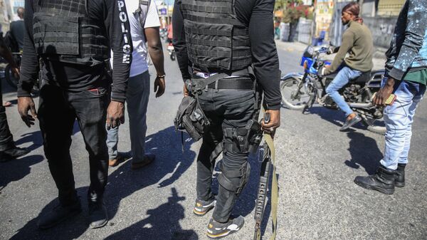 Karayip ülkesi Haiti'de, çetelerce son 1 ayda öldürülen 10'dan fazla güvenlik gücü nedeniyle polisler Başbakan Ariel Heny'nin özel konutuna saldırdı. - Sputnik Türkiye