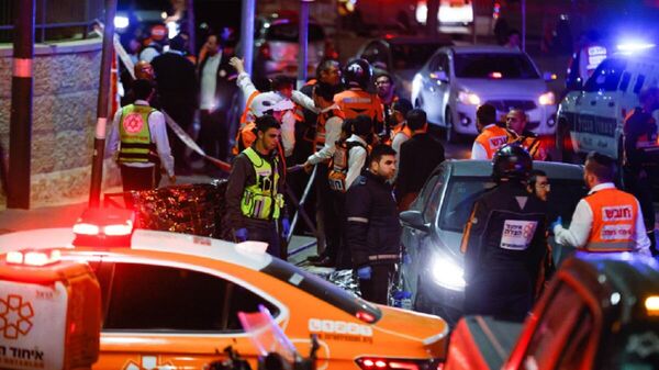 İsrail polisi, Kudüs’te bir sinagoga saldırı düzenlendiğini duyurdu. İsrail medyası, saldırıda 7 kişinin hayatını kaybettiği, 10 kişinin de yaralandığını belirtti. - Sputnik Türkiye