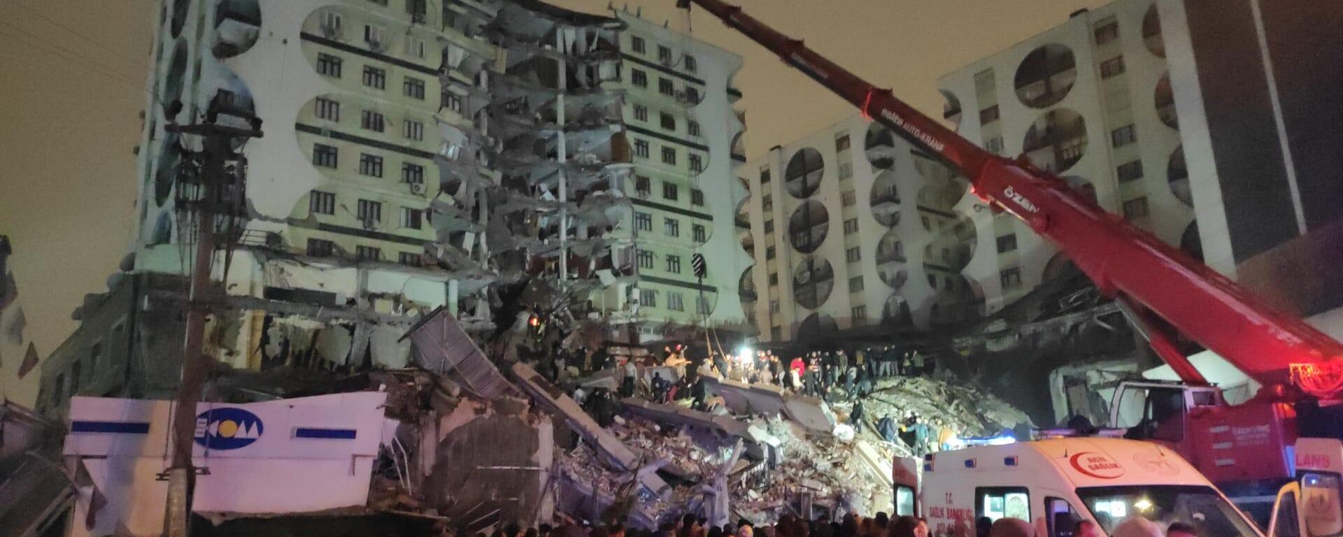 Kahramanmaraş'ın Pazarcık ilçesinde 7,4 büyüklüğünde meydana gelen deprem nedeniyle Diyarbakır'da bazı binalar yıkıldı. Enkazda arama kurtarma çalışması başladı. - Sputnik Türkiye, 1920, 06.02.2023