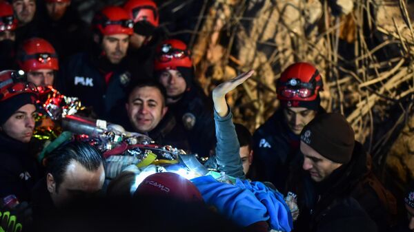 Kahramanmaraş’ta meydana gelen depremde anne ile kızı 92 saat sonra sağ olarak kurtarıldı. Hatice enkazdan el sallayarak çıktı, ambulansa binene kadar el sallamaya devam etti. - Sputnik Türkiye