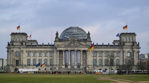 Berlin'de, Almanya Federal Meclisi ve Başbakanlık binasında Kahramanmaraş merkezli 7,7 ve 7,6 büyüklüğündeki depremler nedeniyle bayraklar yarıya indirildi.  - Sputnik Türkiye