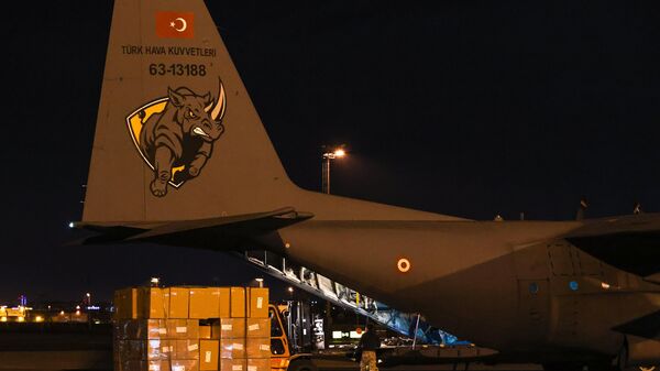 Deprem bölgesine yardım malzemeleri sevki kapsamında 528 bin maske, Atatürk Havalimanı'ndan Adana'ya gönderildi. - Sputnik Türkiye