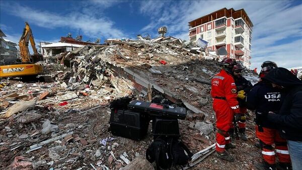 Kahramanmaraş merkezli 7.7 ve 7.6 büyüklüğünde olan ve 10 ili etkileyen depremlerin 13. gününde enkaz kaldırma ve afetzedelere yardım faaliyeti sürüyor. Son AFAD açıklamasına göre depremlerde 41 bin 20 kişinin hayatını kaybetti, artçı sarsıntı sayısı 6 bin 40'a ulaştı. Kahramanmaraş ve Hatay dışındaki illerde de arama kurtarma çalışmaları durdu. - Sputnik Türkiye