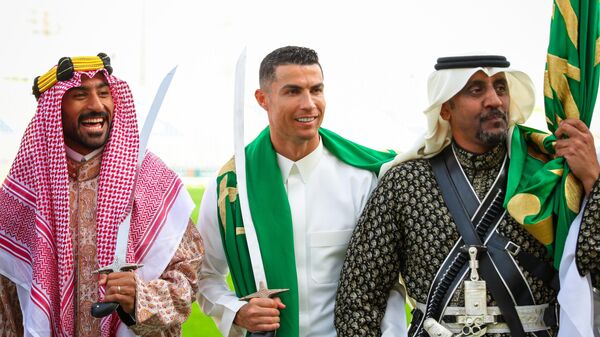 Suudi Arabistan'ın 296. yaşını kutladığı Kuruluş Günü etkinliklerine formasını giydiği Al Nassr takımının futbolcularıyla katılan eli kılıçlı Cristiano Ronaldo 
 - Sputnik Türkiye