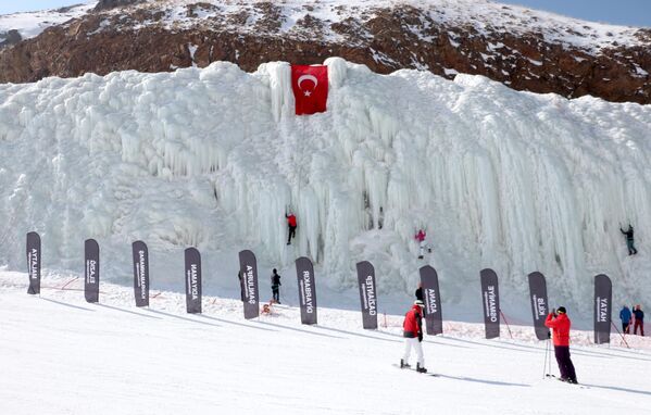 
Erzurum Büyükşehir Belediyesi, Ejder 3200 ve  Alpin Doğa Sporlarının katkılarıyla Palandöken Kayak Merkezi'nde  düzenlenen programa çok sayıda sporcu katıldı. - Sputnik Türkiye