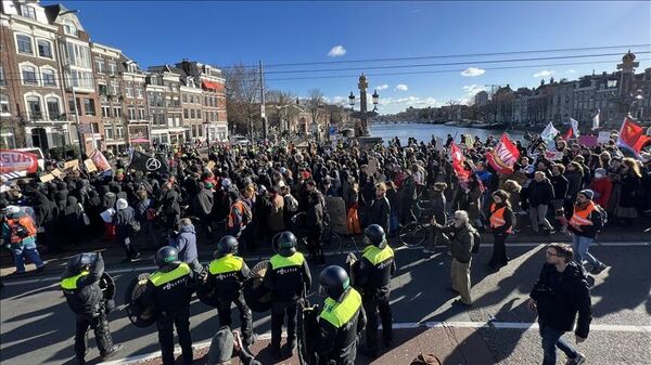 Hollanda'nın başkenti Amsterdam’da toplanan yüzlerce gösterici, şehirde ve ülke genelindeki ev sayısının yetersizliğini ve kiraların çok yüksek olmasını protesto etti. - Sputnik Türkiye