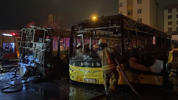Tuzla Şifa Mahallesi'nde park halindeki 3 İETT otobüsü çıkan yangında kullanılamaz hale geldi. - Sputnik Türkiye