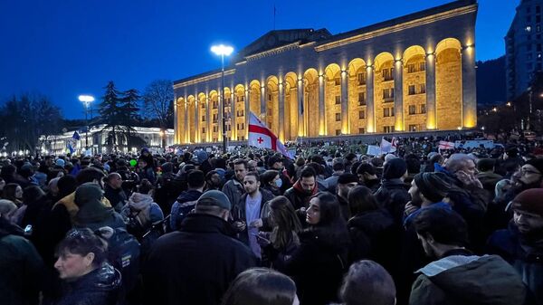 Gürcistan’ın başkenti Tiflis’te, parlamentoda dün kabul edilen ‘Yabancı Etkinin Şeffaflığı Hakkındaki’ yasasının protesto edildiği gösteri - Sputnik Türkiye