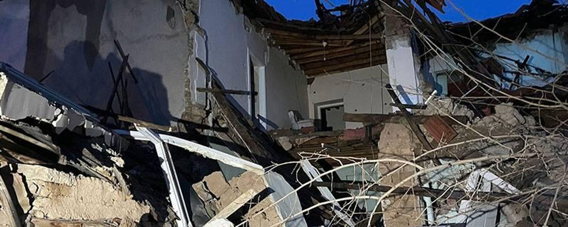Malatya'da, Kahramanmaraş merkezli depremlerde ağır hasar alan iki katlı binanın bir kısmı kendiliğinden çöktü. - Sputnik Türkiye, 1920, 28.07.2023