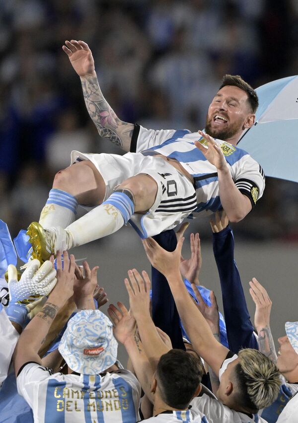 Başkent Buenos Aires&#x27;teki Monumental Stadı&#x27;nda oynanan maçta iki serbest vuruşta direğe takılan Messi, 89. dakikada fileleri havalandırarak kulüp ve milli takım kariyerinin 800. golüne ulaştı. - Sputnik Türkiye