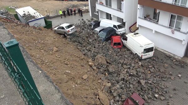 Depremden etkilenmeyen istinat duvarı yağmurda çöktü, araçlar hurdaya döndü
 - Sputnik Türkiye