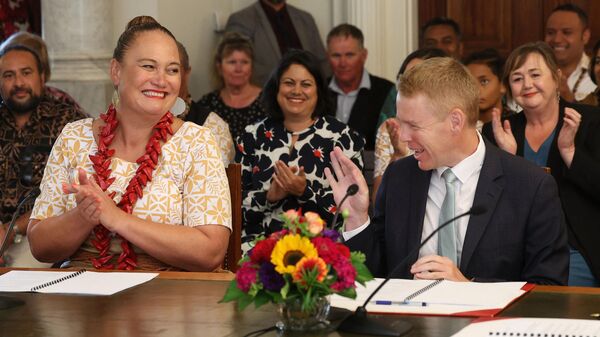 Yeni Zelanda'da Başbakan Chris Hipkins (sağda) ile Başbakan Yardımcısı Carmel Sepuloni hükümet merkezindeki yemin töreninde - Sputnik Türkiye