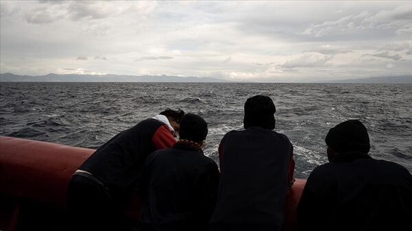 Afrika'dan göç etmeye çalışanların Akdeniz'deki tehlikeli yolcuğu derme çatma teknelerle sağ salim tamamlayabilirlerse ilk durağı İtalya oluyor.  - Sputnik Türkiye