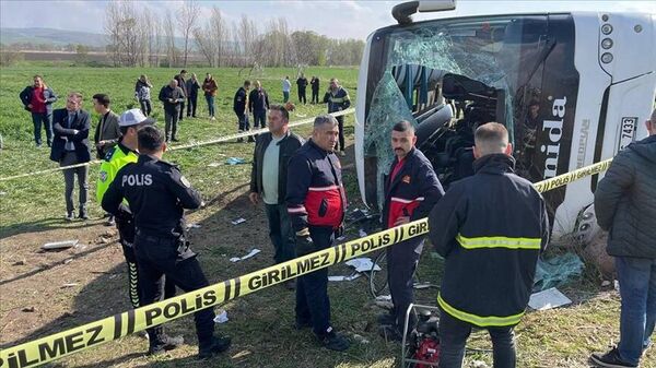 Eskişehir'in İnönü ilçesinde işçileri taşıyan otobüsün devrilmesi sonucu 3 kişi hayatını kaybetti, 31 kişi yaralandı. - Sputnik Türkiye