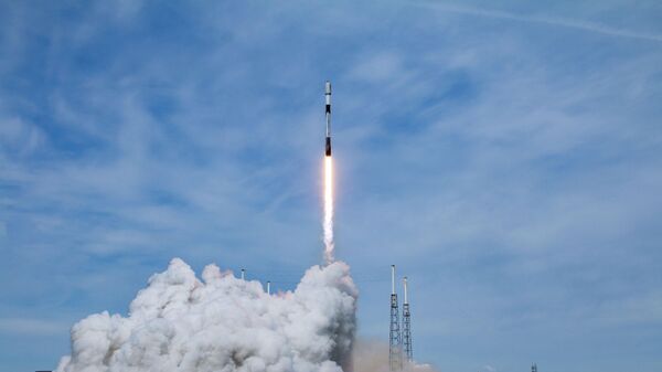 ABD'li uzay taşımacılığı şirketi SpaceX, Falcon 9 roketi ile uzaya 21 adet ikinci nesil Starlink uydusu fırlattı. - Sputnik Türkiye