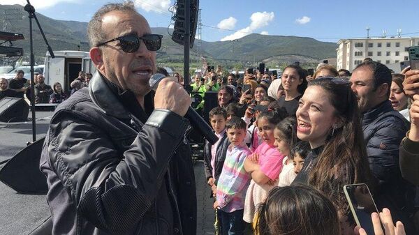 Haluk Levent depremzedelere konser verdi - Sputnik Türkiye