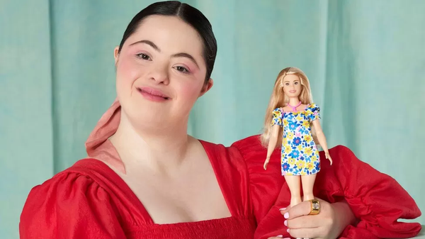 Mattel, ürün yelpazesini çeşitlendirmek amacıyla Down sendromlu Barbie bebeği piyasaya sürmeye hazırlanıyor. Ürünün tanıtımında Down sendromlu İngiliz model Ellie Goldstein da katıldı.  - Sputnik Türkiye