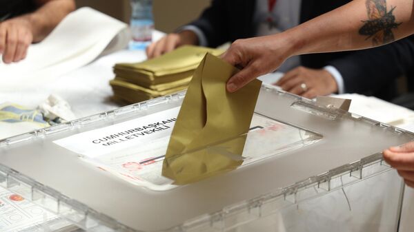Katar’da yurt dışı seçmen kütüğüne kayıtlı seçmenler, Türkiye'deki Cumhurbaşkanı ve 28. Dönem Milletvekili Genel Seçimi kapsamında oy vermeye başladı. Katar’ın başkenti Doha’da, Türkiye'de 14 Mayıs'ta yapılacak Cumhurbaşkanı ve 28. Dönem Milletvekili Seçimleri için sandık kuruldu.  - Sputnik Türkiye