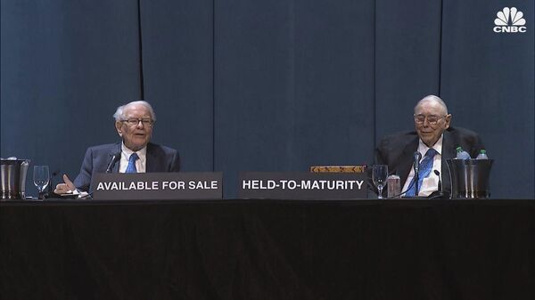 ABD'nin Omaha kentinde düzenlenen Berkshire Hathaway yıllık hissedarlar toplantısında Warren Buffett ile Charlie Munger hayatta her konuda tavsiyeler dağıttı. - Sputnik Türkiye