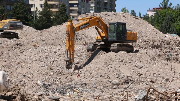 Kahramanmaraş merkezli depremlerde yıkılan Diyarbakır'daki Galeria Sitesi - Sputnik Türkiye
