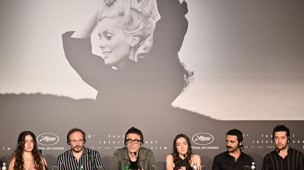 Bu yıl 76'ncısı düzenlenen Cannes Film Festivali kapsamında 'Kuru Otlar Üstüne' filminin gösterimi yapıldı - Sputnik Türkiye